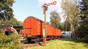 Auf dem Gelände befinden sich auch zwei geschlossene Eisenbahnwaggons, in denen die Kohle aus dem Ruhrgebiet nach Faßberg transportiert wurde. Foto: Chris Böttcher, TAusbZLw