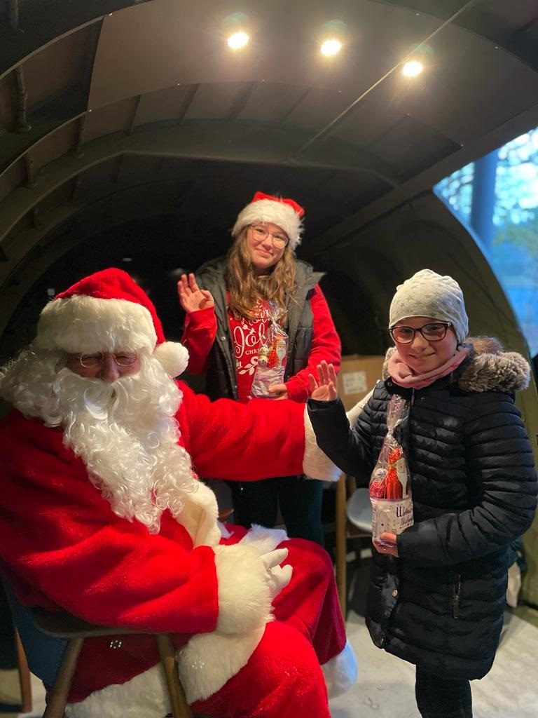 Santa Claus mit seiner Helferin Katerina Tzompanakis und Matilda Holtfreter